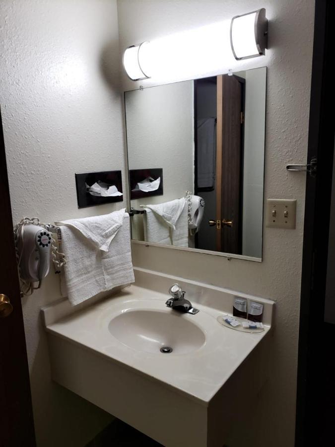 Value Inn & Suites Salina Extérieur photo